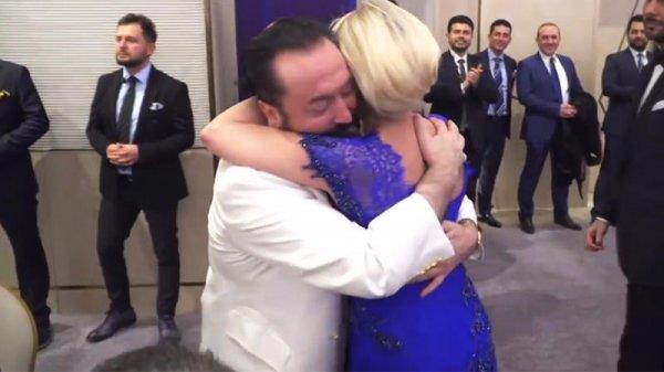 Ersoy, o gece sahne ald��� s�rada Adnan Oktar salona girdi�inde "Salona �ok zarif bir beyefendi girdi" diye anons yapm��t�.