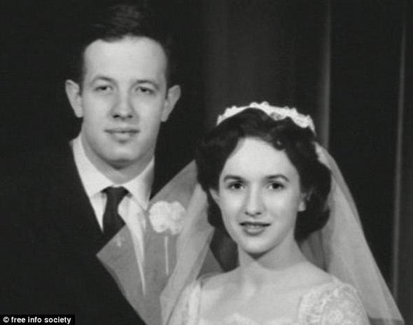 Yaln�zl��� nedeniyle tek ba��na �al���yor, kendi kendine �e�itli teoriler ve form�ller �retiyordu.