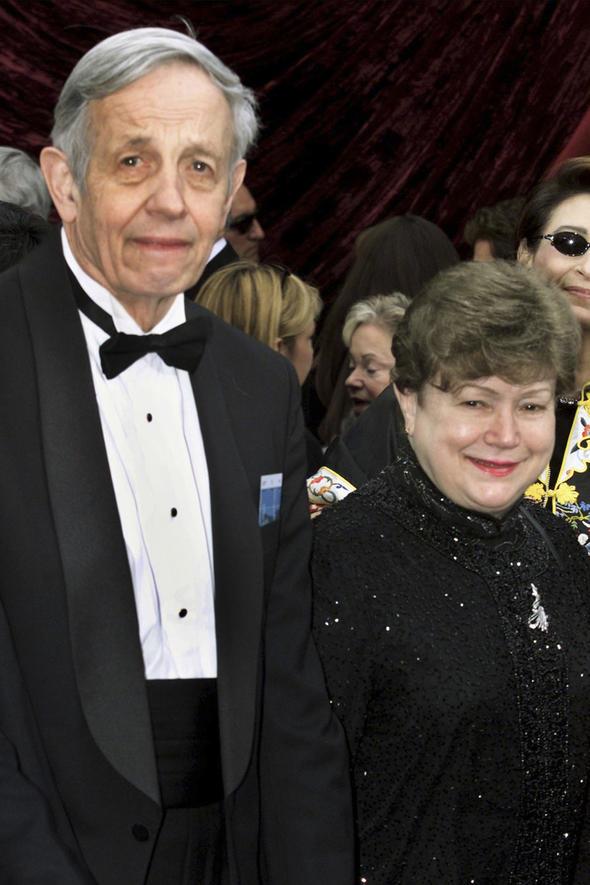 Okul hayat� boyunca hi�bir zaman parlak bir ��renci olmayan Nash, sosyal hayatta da pek ba�ar�l� de�ildi.