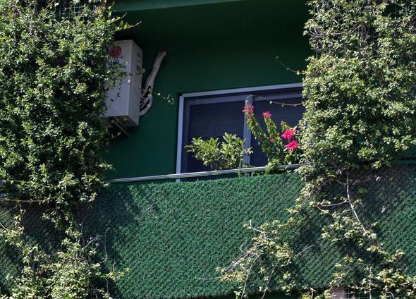 Peyzaj mimar� Ahmet Barku�, orijinal tasar�ma sahip olan binada 6+1 dairelerin 1 milyon liray� a�k�n fiyatlara sat�ld���na dikkat �ekerek, "Adana’da bug�ne kadar b�yle bir uygulama olmam��t�. D��ar�dan g�renler ’b�cek tutar’ diyebiliyorlar fakat �evre a��s�ndan �ok g�zel bir �ey. Peyzaj d�zenlemesi 10 y�ldan beri Adana’da yap�l�yor, daha �nce yoktu" dedi.