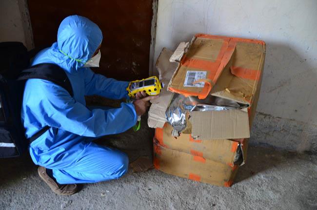 Gu�in, kargoyla g�nderilen paketten baz� mangal k�m�rlerini ��kartarak, koliyi evin depo olarak kullan�lan b�l�m�ne b�rakt�. Depodan koku yay�lmas� �zerine durum Afet ve Acil Durum (AFAD) M�d�rl���ne bildirildi.