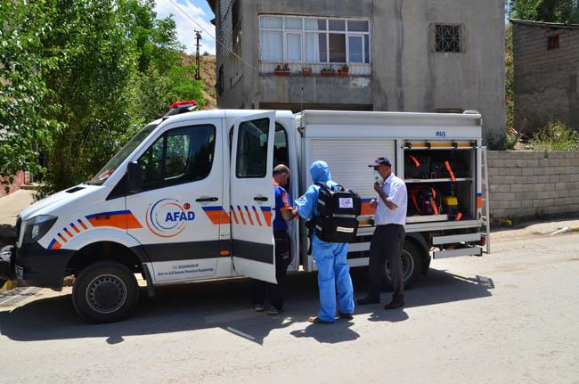 AFAD �ube M�d�r� Ma�allah Y�ld�z, yapt��� a��klamada, evden k�t� kokular geldi�ine dair kendilerine ihbarda bulunuldu�unu s�yledi.