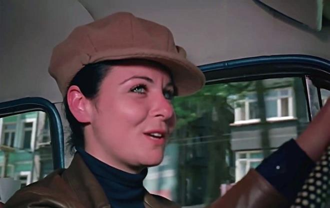 "Yakam� b�rakmayan bu tacizci hakk�nda avukat�mla dava a�t�k. Bana y�ld�rd�r k�bus ya�atan ki�i. Hem ac�yorum hem ne yapaca��m� bilmiyorum. Bug�n ifademi verdim, ya�ad�klar�m� tekrar anlatt�m. Art�k gerisini avukat�ma b�rak�yorum."