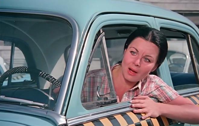 "Gen�tim, �stanbul'da nereye gitsem, �al��t���m yerde, gezdi�im yerlerde, 2- 3 y�lda bir kar��ma ��k�yor, evimin kap�s�nda elinde �i�eklerle bekliyordu. Allah i�in bir zarar� olmad� ama bazen polis elbisesi giyerek beni takip ediyor, hi� beklemedi�im bir anda restorandaki yan masada beni izlerken g�r�yordum. Bana ���kt�, onlarca mektup yazm��t�..."