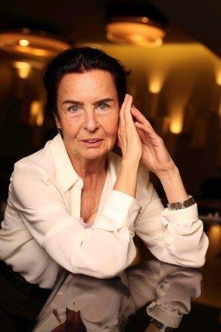 �fade veren Girik, mahkemede y�llard�r ya�ad��� s�k�nt�y� anlatt�. Hakim Erkan Ko�aran'a ifade veren Girik, "Mehmet Alsan isimli �ah�s, benim 40 y�ld�r hayran�m. Ara ara hi� beklemedi�im anlarda kar��ma ��karak hayranl���n� dile getiriyor. Olay g�n� de ben hastanedeyken odama gelmi� ve bir not b�rakm��. O notta 'Ke�ke seni zaman�nda s�rt�ma vurup ka��rsayd�m, yapmad���ma pi�man�m' ve benzeri rahats�z edici kelimeler kullan�p i�i taciz boyutuna ta��m��t�. Ben de �ikayet�i oldum. Bu a�amada ben de �ikayet�iyim, cezaland�r�lmas�n� isterim" dedi.