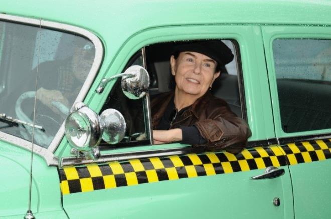 " Son olarak 2 y�l �nce 10 Kas�m 2016'da �stanbul'da ameliyat oldu�um hastanede odama girdi. Hem�irelere 'Ad�yaman'dan geliyorum. 19 saatlik yoldan geldim. Ne olur g�reyim. Eski bir hayran�y�m' demi�, yan�ma kadar gelmi�. G�r�r g�rmez onun oldu�unu anlad�m. ��nk� o g�zleri, bak��lar� unutmam m�mk�n de�il..."