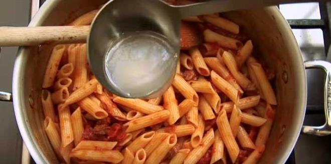 Makarnanzdaki su, sosunuzdaki yadan ayrldnda tabanzn kenarlarnda krmz, sulu birikintiler meydana gelir. Bu pek de itah ac bir grnt deildir. te makarnay halamak iin kullandnz makarna suyu bu ikisinin ayrlmasn engelleyerek bu grntye engel olur. Ayrca sosunuzun kvamn zenginletirerek daha nce deneyimlemediiniz lezzette bir tat yaratr.