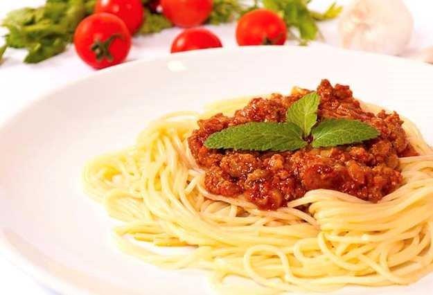 Peki, makarna suyunu israf etmeden halanm makarnanz nasl karrsnz? Szgecinizin altna bir kap yerletirerek makarna suyunu buraya aktn.