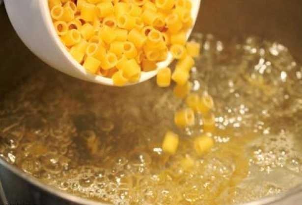 Arta kalan makarna suyunu sakn atmayn. Soumaya brakn ve bir buz tepsisine yerletirerek dondurucuya koyun. Daha sonra makarna suyunuzu orbalara, soslara, salalarnz ve zengin kvama gelmesini istediiniz her trl yemee ekleyebilirsiniz.