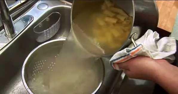 Makarnanz mkemmel kvama geldiinde ne yaparsnz? Cevabnz suyunu dkmek iin szgeten geirmek ise u an usta talyan efler tarafndan knanyorsunuz. O bulank, niastal suyu lavaboya dkerek altn bir frsat kardnz biliyor muydunuz?