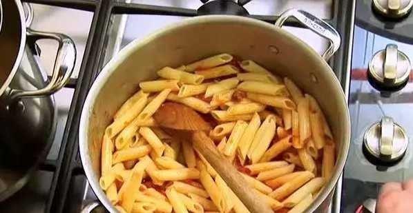 Makarna kurtarc yemeklerimizden biri. Evde yemek olmadnda, karnlar a ama bekleme sabr olmadnda direkt sarldmz besinlerden biri. talya gibi, makarnay ok seven lkelerde ise makarna yapmak, bir sanat gibi grlyor. Peki sizde o acele ile makarna suyunu lavaboya dkenlerden misiniz? Eer yleyse lmcl bir hata yapyorsunuz demektir.