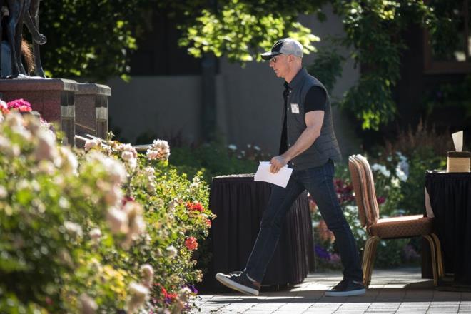 alkanl ile biliniyor ancak ailesine vakit ayrmaktan taviz vermiyor. Gne mutlaka roman yazar olan kars MacKenzie Bezos ile kahvalt yaparak balyor. lene kadar zamann ocuklarna ayryor.