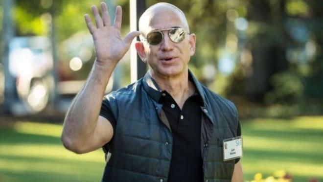 Amazon'un kurucusu ABD'li iadam Jeff Bezos, Bloomberg'n 2017 yl dnyann en zenginleri listesinde, 150 milyar dolarlk servetiyle birinci srada yer ald. Bezos'un bugne kadar hi kimsenin sahip olmad kadar ok paras var ama akam evde bulaklar o ykyor.