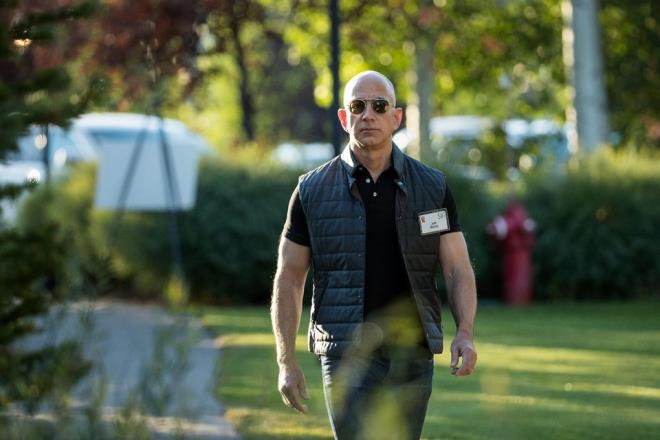 nternet alveri devi Amazon&#8217;un hisselerindeki artla birlikte irketin kurucusu Jeff Bezos, nceki gn yalnzca birka saatte 1.2 milyar dolar (6 milyar lira) kazand. Servetini son 2 ylda 2&#8217;ye katlayan Bezos dnyann zengin insan. Kiisel serveti 150 milyar dolara (725 milyar lira) ulaan Bezos, en zenginler listesinde 2&#8217;nci sraya gerileyen Microsoft&#8217;un sahibi Bill Gates&#8217;e 55 milyar dolar fark att.