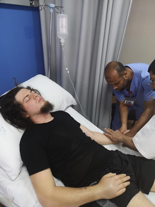 Msr'a arkadann tavsiyesiyle geldiini anlatan Aref, "Trkiye'de bu panzehir olmu olsa dahi tecrbe yetersiz olduu iin ne kadar ve nasl verileceine doru karar verilmezse panzehir de ldryor" diye konutu. Aref, 'reklam iin yapt' iddialarna da tepki gstererek, "Reklam iin neden lm gze alaym. Byle bir eye neden gerek duyaym" dedi. Kendisine neden zehirli bir ylanla gsteri yapldnn da sorulduunu kaydeden Aref, "Bu gsteriyi ylanlarla yapmyorum. Hayvanlar gsterime alet etmiyorum. Bu hayvana beslenmeye ihtiyac olduu iin baktm. Eer gsterimde bu ylan kullanm olsaydm, dilerini skerdim. Hayvanlara zarar vermediim iin byle bir ey yapmadm. nk kobra, zehirle yemeini hazmeder. Dilerini skseydim hayvan 20-30 gn iinde lrd. Hatta Tayland'da bazlar bunu yapyor, ancak hayvan 20-30 gn iinde lyor. Sonra yeni bir ylanla gsterilerine devam ediyorlar. Ben buna karym. Her canlnn yaamaya ihtiyac var" eklinde konutu.