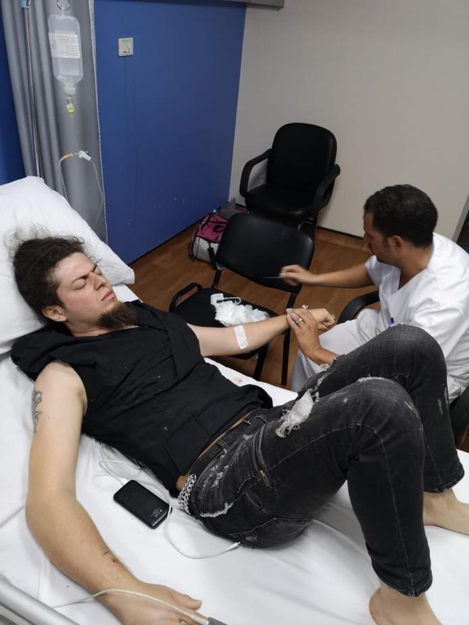 Antalya'da gsteriye hazrlad kobra ylan tarafndan srldktan sonra zel uakla Msr'a gtrlen illzyonist Aref Ghafouri'nin (29) venom (panzehir) tedavisi sryor. Hala ayaa kalkamayan ve ve yryemeyen Aref, 'Reklam yapyor' iddialar iin "Reklam iin neden lm gze alaym. Byle bir eye neden gerek duyay" dedi. Msrl ylan ve panzehir uzman Dr. Muhammed ibli, Aref'in 2- 3 gn iinde taburcu olabileceini syledi.