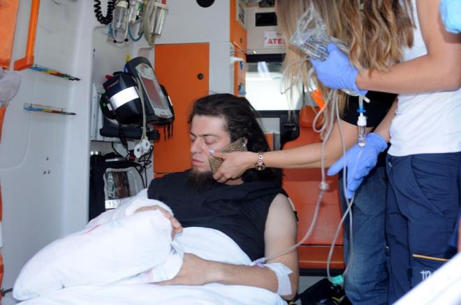 llzyonist Aref Ghafouri, 15 Temmuz'da, gsteri iin geldii Antalya'da, hazrlk yaparken kobra cinsi ylan tarafndan sa elinin bilek stnden srld. Kolunu bir bez parasyla skarak zehrin vcuduna yaylmasn nleyen Ghafouri, Rus asistan Yana Vinter ile birlikte Antalya Eitim ve Aratrma Hastanesi'ne geldi. lk mdahalesi yaplan ve geceyi burada geiren Aref, Trkiye'de kobra serumu bulunmad iin 16 Temmuz'da zel uakla tedavisi iin Msr'a gtrld.