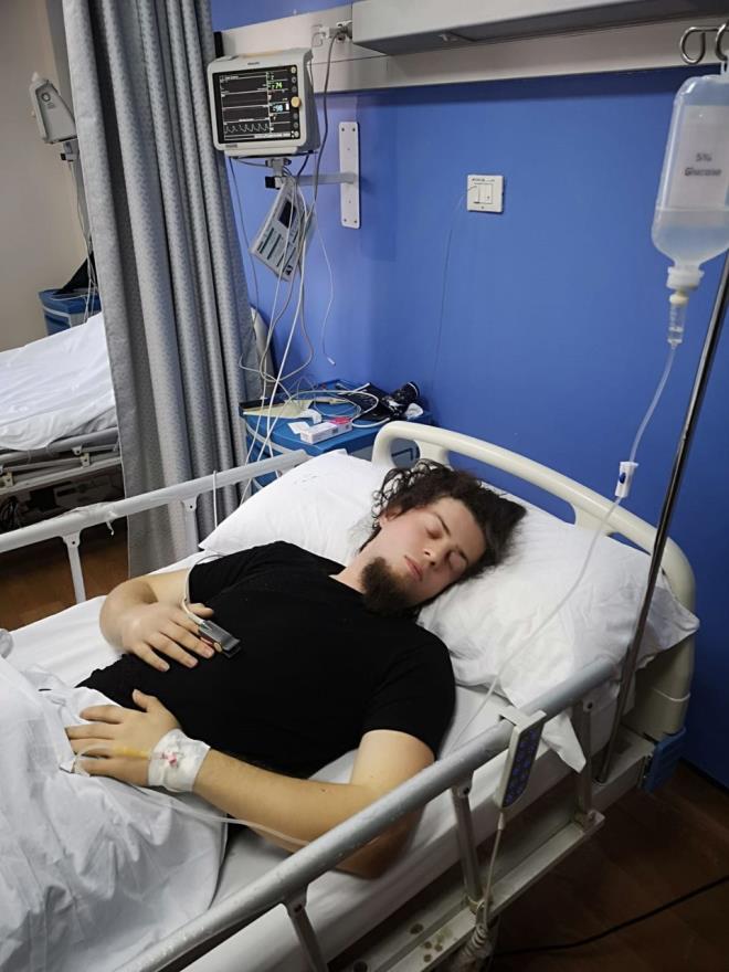 Hastaneye gittiinde gzleri, yz, kollar ve ayaklarnda fellik olduunu belirten Aref, unlar syledi: "Gittike iyiye gidiyorum. Her serumdan sonra kan testi yapld. 17 kan testi yapld. Trkiye'deki testlerde kobra zehrinin kmamasnn nedeni normal kan testleri yaplmas. Zehir bu kan testlerinde tespit edilemiyor. Ve zamanla fel ediyormu. Zehir tm vcudu sardktan sonra ya sinir krizi geiriyor, ya komaya giriyor, ya da kalp krizinden lyormusunuz."