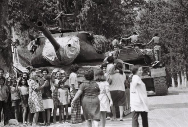 Trkiye, Garanti Antlamas'na dayanarak ve adadaki Trklerin gvenliini de dikkate alarak 20 Temmuz 1974'te Kbrs Bar Harekat'n balatmt. Bylece Kbrs'n Yunanistan'a ilhak nlenmi oldu ve Kbrs Trk halknn varl gvence altna alnrken, Trk Bar Harekat, ayn zamanda Yunanistan'da cunta idaresinin de sonu olmutu. Getiimiz yllarda Trk Silahl Kuvvetleri, Bar Harekatna ilikin fotoraf ve grnt arivlerini TSK Foto Film Merkezi Komutanl'nda, KKTC'nin kuruluunun yl dnm dolaysyla yeniden paylam, fotoraflarda Bar Harekat'nn bilinmeyen ynlerine yer vermiti. te 44. yl dnmnde Kbrs Bar Harekat...