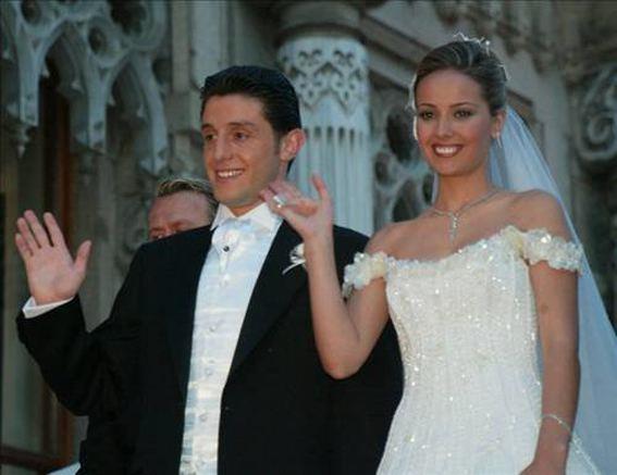 NHAT KAHVEC'NN LK KARISI : Nihat Kahveci'nin ilk ei Pnar Kagren ile olan evlilii 11 yl srd. ift 2003 ylnda dillere destan bir dnle evlenmiti.