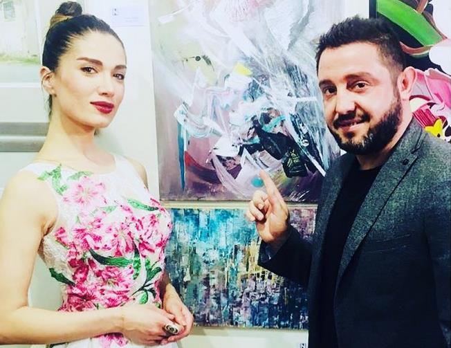 FULYA SEVER KMDR : Nihat Kahveci'nin yeni kars Fulya Sever tescilli bir gzel. Miss Globe Turkey 2010 birincisi olan Fulya Sever 1.78 boyunda ve 55 kilo. Barcelona ve Paris'te modellik yapan Fulya Sever, Academy 35.5' da Altan Grdm eitmenliinde oyunculuk dersi ald.