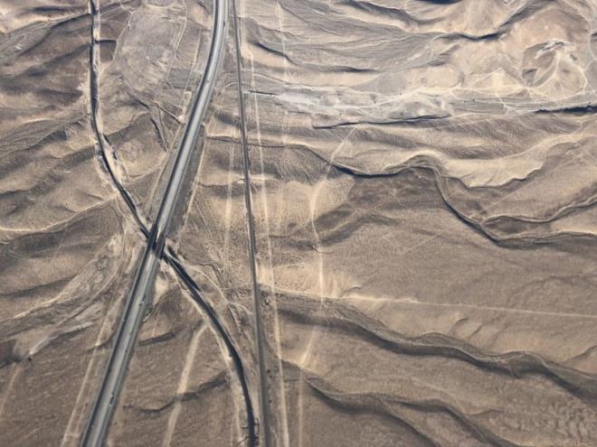 Charles Thomas'n Manzara kategorisinde birincilik kazanan 'nsan ve Doa' isimli almas. Fotoraf nasl ektiini anlatan Thomas unu syledi: "Uan penceresinden grnen manzara beni her zaman etkilemitir. O akamst, Las Vegas&#8217;tan dn uuunda pencere kenarnda bir koltua oturma ansm oldu. Manzarann yava yava birbirinin kopyas evlerden oluan ehir grnmnden gerekst bir l manzarasna dnmesini izledim." Yer: Nevada ile Arizona aras - iPhone 8 Plus ile ekildi