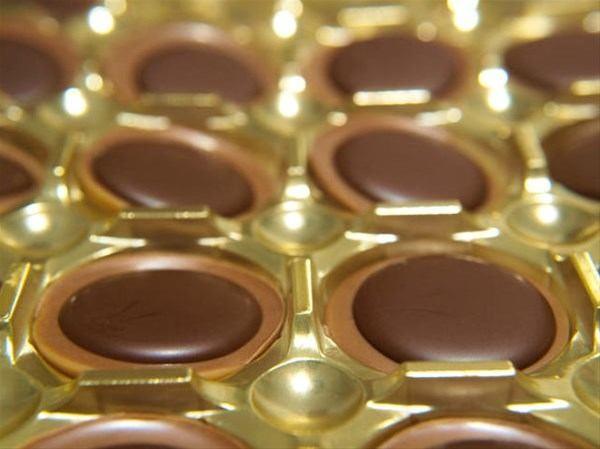 Mehur ikolatada bulunan nu deliklerin ne anlama geldiini biliyor musunuz?    nl arkal iki delie iki parmanz bastrrsanz ikolatalarnzn kolayca kacan greceksiniz.