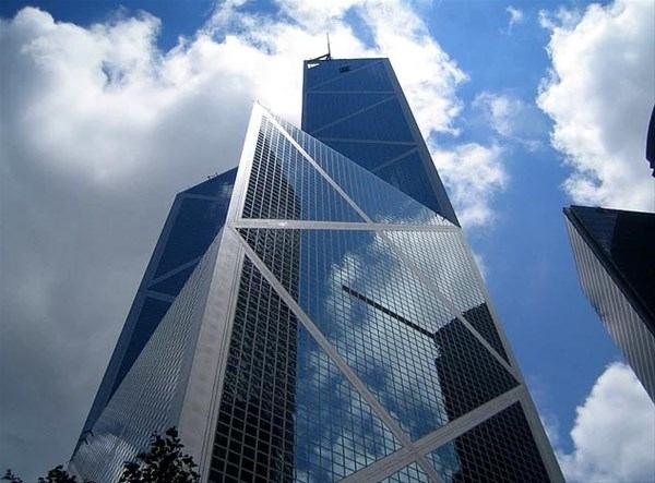 Feng ui, insanlarn evreyle, meknlarla ve nesnelerle uyumunu salamaya ynelik bir uygulamadr.    Bylece evrendeki ruhsal enerji ile insanlarn etraflarndaki objelerin uyumu bylece salanlmaya allyor. Enerjinin akn engellemenin ise ansszlk getirileceine inanlyor.