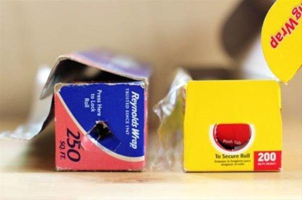 Alminyum folyolarnzn, siz ekerken kutusunda durmas iin kutunun kelerinde delikler var. Tek yapmanz gereken folyoyu ekerken n ve arka ksmndaki deliklere parmaklarnz bastrmanz halinde siz folyoyu ekerken, folyo kutunun iinde kalacaktr.