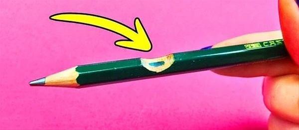 Herhangi bir kurun kalemi fotoraftakine benzer bir hale getirdikten sonra elektronik bir kalem olarak kullanabilirsiniz.  Kalemi oyduunuz o ksmdan tuttuunuz zaman vcuttaki elektrii kaleme aktarm oluyorsunuz ve kurun kalem oluyor size elektronik kalem.