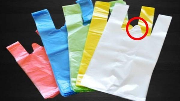 Naylon poetlerin ortasndaki bu delikler ne ie yarar? Bu deliler poetleri asmak iin kullanlr. Bylece poetler asl olduklar yerden kolayca alnabilir. Genelde market ve pazarlarda satclarn bu ekilde kullandklarn gzlemleyebilirsiniz.