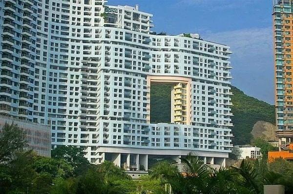 Ve bu dnce Feng ui'den kaynaklanyor.  Feng ui, "rzgr" ve "su" anlamna gelen ve doada var olan yaam enerjisini, yaanlan meknlarda harekete geirme yntemlerini gsteren eski bir in retisi.