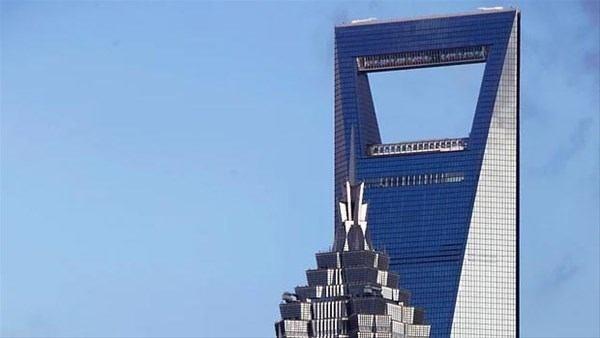 Avrupa kltrnde uursuzluk getirdiklerine inanlan, efsanelerde kt karakterler olduuna inanlan ejderhalar, in'de ise aksine iyiliin ve bilgeliin semboldr.