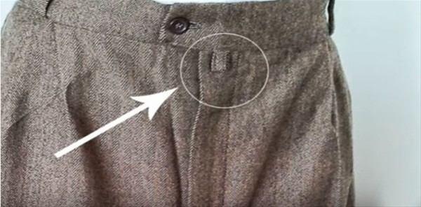 Eski pantolonlarda bulunan bu halkann bir ilevi var aslnda. Bu halkay kemerin diline geirdiinizde pantolonun n ksmnn aa sarkmamasn salarsnz.