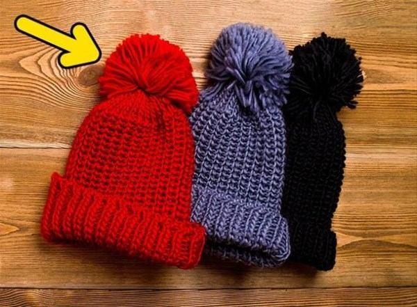 Bu berelerin zerinde bulunan ponponlarn sadece aksesuar olduunu dnyorsanz yanlyorsunuz. Bunlarn tarihi 18.yy'a kadar uzanmaktadr. Fransz denizciler dk gverte tavanlarana arptklarnda kafalarn korumak iin bu tarz akpalar giyiyorlard. Daha sonra farkl askeri elbiseler de bu ekilde tasarland.