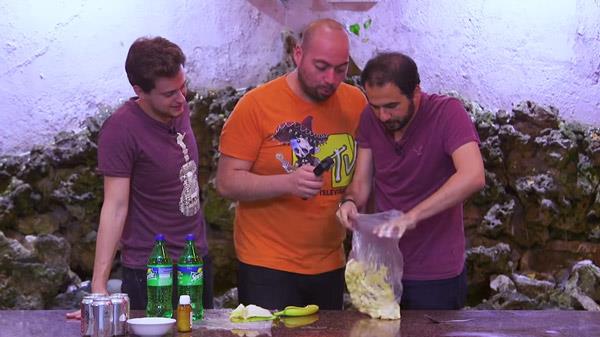 Bir sredir Youtube zerinden, kullanclar arasnda devam eden bir atma olan muz ve gazoz, aslnda byk bir tehlike sayor. Muz ve gazozu birlikte tketen Youtuber'lar, tm yediklerini karyor. Peki neler oluyor da, muz ve gazoz, mideyi byle mahvediyor? Yapyap isimli Youtube kanal, neler olup bittiini bir poet ierisinde deneyerek gsterdi. te muz ve gazoz birlikte tketilirse ne olur sorusunun yant.