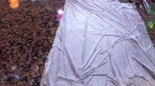 Birazdan grecekleriniz sizi hayrete drecek. Muz ve gazoz birlikte tketilince midenizde yle bir tepkimeye giriyorlar ki, inanmamak hayli g. Her ikisi de asidik yap da olan, muz ve gazozu, siz siz olun birlikte tketmeyin.