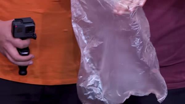 effaf bir poedin ierisinde yaplan deneyde, 2 muz ve 2 ie gazoz kullanlyor. Sonrasnda olanlar ise hayli inanlmaz. Muz ve gazoz mide de devasa bir kpe dntke dnyor. Bu effaf poedin ierisinde byleyse, mide de neler olacan tahmin etmek g deil.