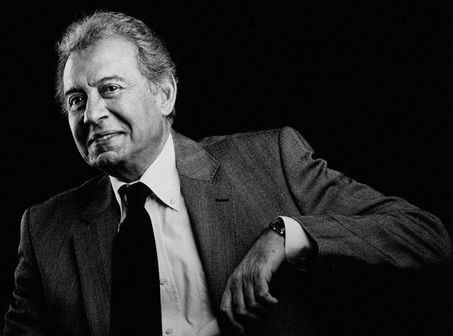 Ankara Devlet Konservartuar Tiyatro Blm Konservatuvar 4. snf rencisiyken Ankara Devlet Tiyatrosu'nda Cneyt Gker&#8217;in ba rol vermesiyle Sevgi Sanl'nn &#8220;Meneke Yaprandan ncinen Kz&#8221; adl oyunda Arsen Grzap&#8217;la beraber ve 5. Snfta da Gngr Dilmen'nin &#8220;Akad'n Yay&#8221; adl oyunda barol oynad. 1990 ylnda; doru, gzel, etkileyici konuma eitimi veren "Dialog" adl okulun kuruluunda yer ald.