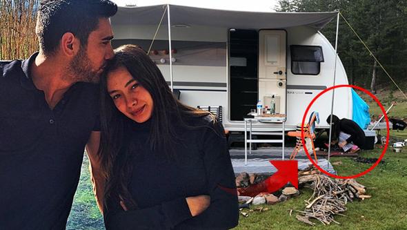 Oyuncu ift Neslihan Atagl ve Kadir Doulu karavanda doayla i ie bir tatil yapyor.