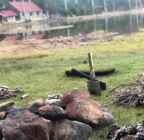 Bir gl kenarnda doayla i ie tatil yapan Kadir Doulu kamp fotoraflarn sosyal medyadan paylat.