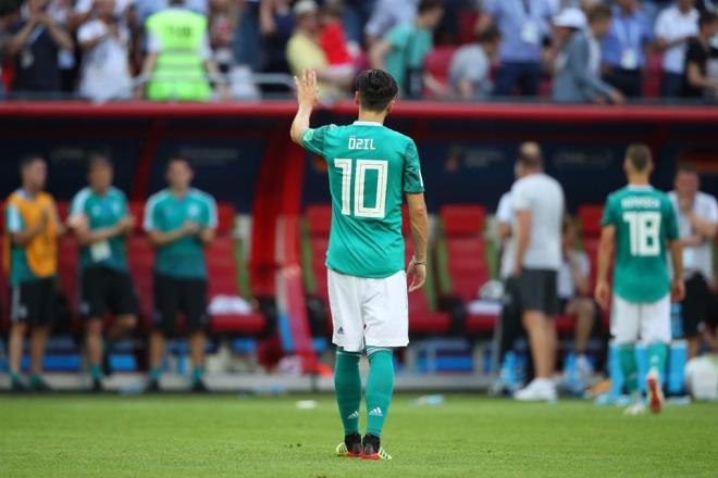 29 yandaki futbolcu, Cumhurbakan Recep Tayyip Erdoan ile bir araya gelmesinden dolay kendisi ve bir dier Trk asll Alman oyuncu lkay Gndoan', seim kampanyasna alet olmakla sulayan Almanya Futbol Federasyonu (DFB) Bakan Reinhard Grindel'i haksz davranmakla eletirdi.