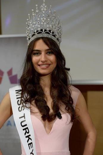 Gle, 2014 ylnda dzenlenen Miss Turkey yarmasnda birinci olarak tacn takmt. Gle daha sonra Asla Vazgemem ve kisini de Sevdim gibi dizilerde rol almt.