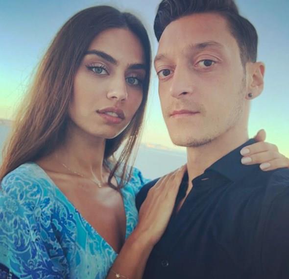 Gle, "Her zaman yanndaym, seninle gurur duyuyorum akm" derken zil ise bu mesaja, "Akm benim, iyi ki varsn" diyerek yant verdi.