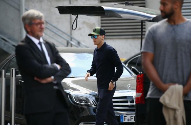 Mesut zil, sosyal medya hesaplarndan yapt aklamada, 2009'dan bu yana 92 kez giydii ve 23 gol att Almanya Milli Futbol Takm'ndaki kariyerini noktaladn belirtti.