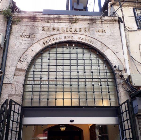 Etiler'den yola kan ve Miami, New York, Dubai, Abu Dabi, Doha gibi dnyann nemli ehirlerinde ube aarak, Trkiye'nin adn yeme-ime sektrnde st sralara tayan Nusret Gke'nin Kapalar'daki ubesi imdilerde baka bir olayla gndemde.