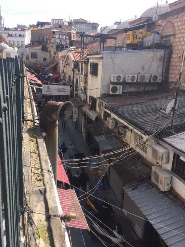 TEK SORUN NUSR-ET M?    Kapalar dnyann en eski AVM'si olmas nedeniyle her yl milyonlarca ziyaretiyi arlyor. Ancak burada bulunan dkkanlarn iletmecileri tarihi dokuyu hie sayarak her trl zarar veriyor.