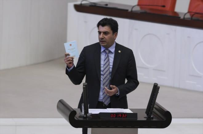 Oylama sonucu, k'a geici olarak iki birleim Meclisten karlma cezas verildi. Bunun zerine k, partisinden baz milletvekilleriyle birlikte Genel Kurul salonundan ayrld.