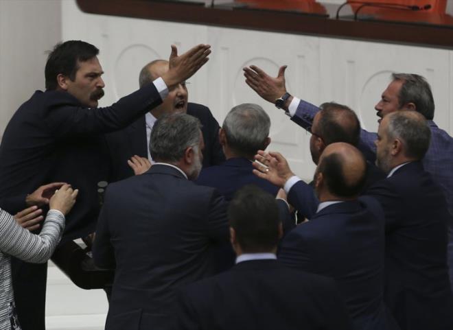 Teklifin 1. maddesi zerinde partisinin verdii nerge zerinde sz alan HDP stanbul Milletvekili Ahmet k'n szleri ortal kartrd.