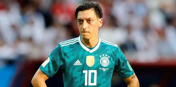 Irkln ve ayrmcln hibir yerde olmamas gerektiini ifade eden Semerci, Almanya Milli Takm'nn Dnya Kupas'ndaki baarszlnn faturasn zil'e karldn dile getirerek, her zaman Mesut zil'in yannda olacaklarn szlerine ekledi.